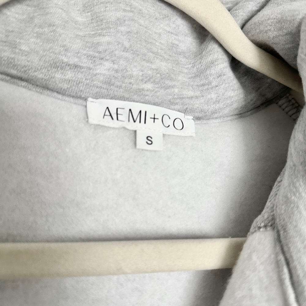 AEMI + CO Light Gray Dove Funnel Neck Half Zip Activewear Crop Sweatshirt - Picture 6 of 9